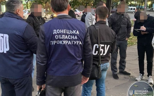 В центре Мариуполя полицейский вместе с сообщником попались на взятке