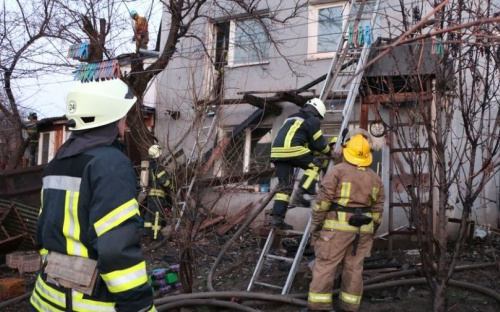 Пожар в трехэтажном доме Мариуполя тушили 29 пожарных на 5 машинах (ФОТО)