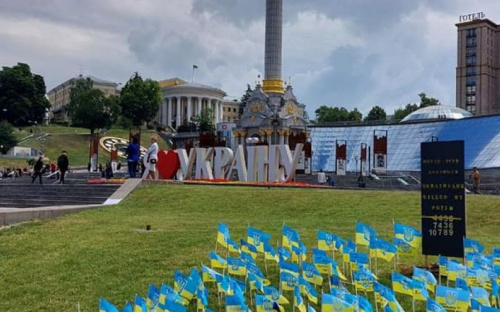 В память о погибших защитниках Мариуполя в Киеве установили 55 флажков