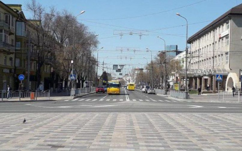 В Театральном сквере Мариуполя заменят разрушенную плитку