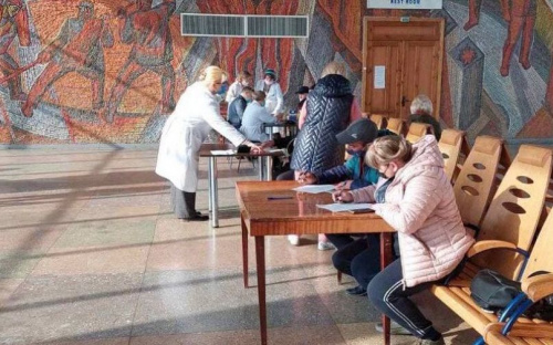 Как проходит вакцинация мариупольцев на железнодорожном вокзале?