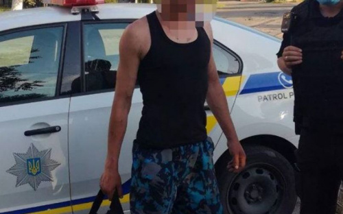 В Мариуполе ограбили железнодорожницу: злоумышленник получил удар фонарем (ФОТО)