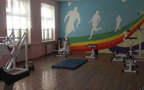 Победители «Школы Николая Сталеварова» в Мариуполе завершают ремонт спортзала (ФОТО)