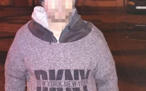 Бодрый пассажир такси и прохожий с трубами стали «мишенью» мариупольских полицейских (ФОТО)