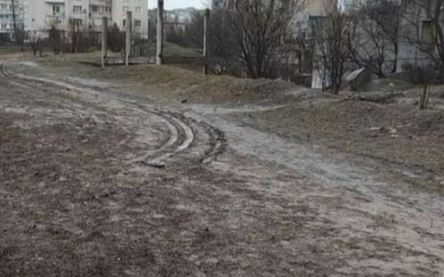 «По колено в грязи»: мариупольцы жалуются на отсутствие тротуара. Как и где найти деньги на ремонт? (ВИДЕО)