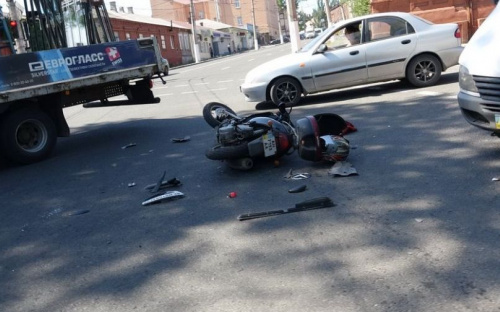 В Мариуполе водитель мотороллера протаранил головой лобовое стекло микроавтобуса (ФОТО)