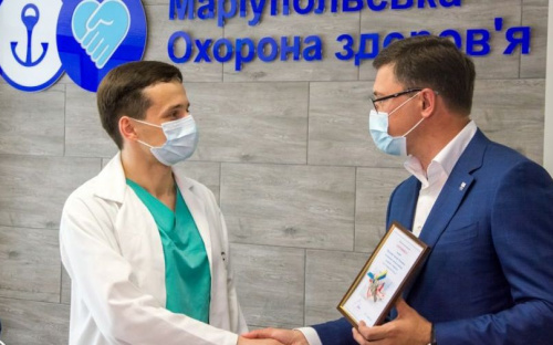 Подарок молодому хирургу: врач-интерн получил квартиру в Мариуполе (ФОТО)