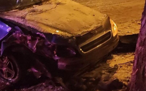 В Мариуполе легковушку на скользкой дороге занесло в дерево