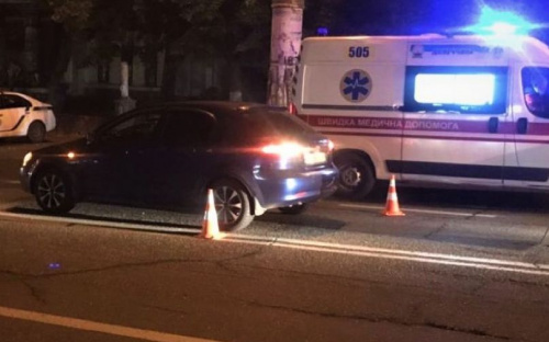 Перелом ноги и ключицы: в Мариуполе автомобиль сбил пешехода