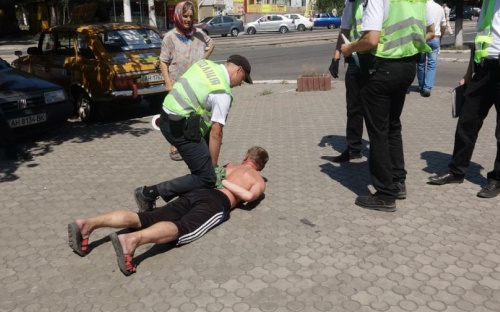 В Мариуполе полицейские задержали буйного пешехода (ФОТО)