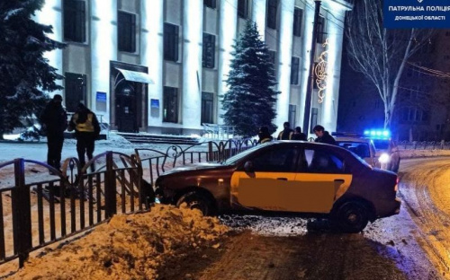 На театральном кольце в Мариуполе автомобиль врезался в ограждение