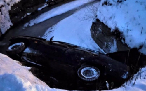 В Мариуполе автомобиль занесло в канаву