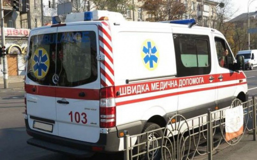 В Мариуполе на улице избили супругов. Мужчину подрезали керамическим ножом
