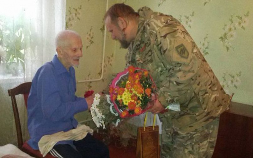 Мариупольцы поздравили долгожителя со 103-летием (ФОТО)