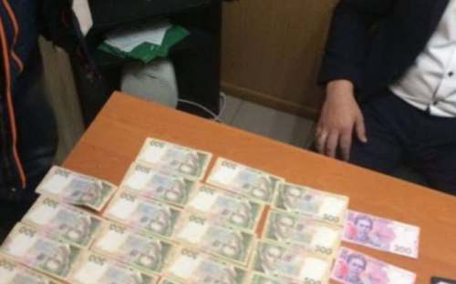 Из окна сервисного центра МВД в Донецкой области вылетели деньги (ФОТО)