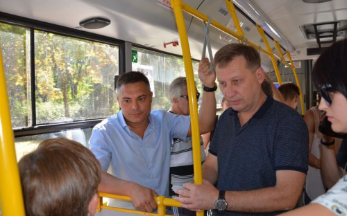 В Мариуполе чиновники горсовета проехались в городском автобусе (ФОТО)