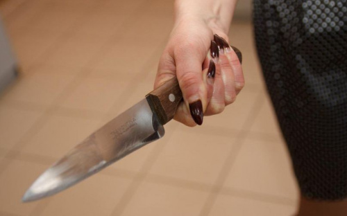 Страсти в пьяном угаре: мариупольчанка ударила сожителя ножом