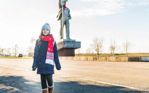 Мариупольцам подарят мини-версию шарфа, которым украсили памятник Сталевару (ФОТО)