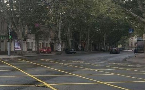 На опасном перекрестке в Мариуполе появится специальная коробчатая разметка