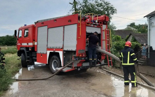 В Мариуполе спасатели откачали более 200 куб. м воды из затопленных домов (ФОТО)