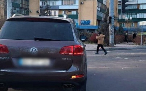 В Мариуполе иномарка наехала на подростка. Мальчик - в больнице