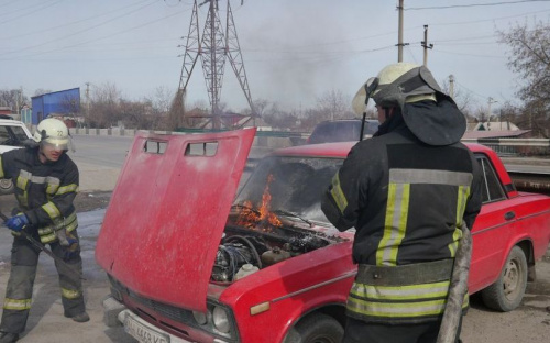 В Мариуполе на дороге загорелся автомобиль