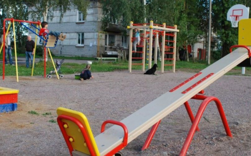 Торчащие гвозди и выломанные фрагменты: что можно встретить на детских площадках в Мариуполе?