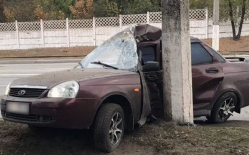 В Мариуполе ВАЗ врезался в столб: водителя забрали в больницу