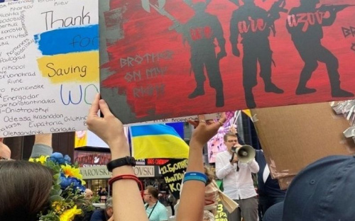 В Нью-Йорке сотни людей потребовали спасти защитников Мариуполя