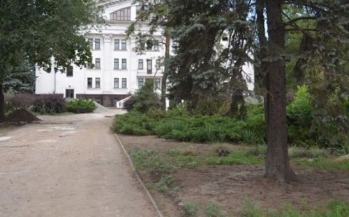 Мариупольцы в День города смогут прогуляться по обновленному Театральному скверу