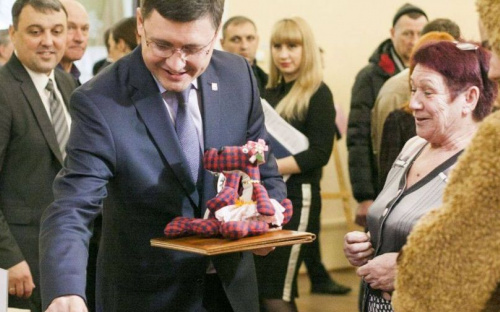 Перед сессией горсовета в Мариуполе собрали деньги на утренник для детей с инвалидностью (ФОТО)