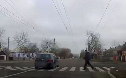 В Мариуполе автомобилисты мчат по встречной и не пропускают пешеходов