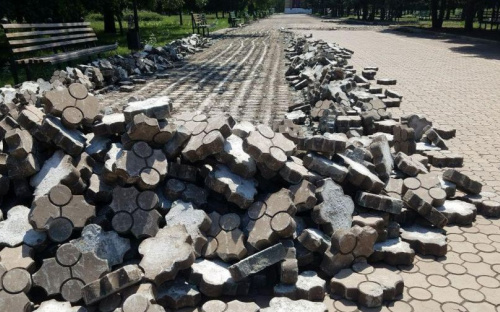 Обнажается главная аллея парка Гурова в Мариуполе (ФОТОФАКТ)