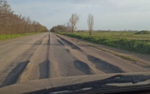 Приходится ехать по «встречке»: в сети показали состояние дороги с Мариуполя в Бердянск