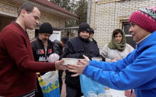 Накануне Рождества в Мариуполе организовали обед для малообеспеченных жителей (ФОТО)