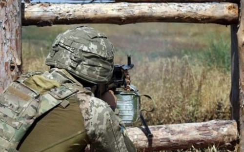 На Донбассе во время вражеских обстрелов ранен украинский воин