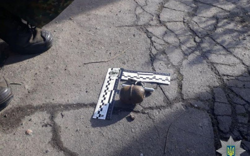 В центре Мариуполя возле детсада обнаружили боевую гранату (ФОТО)