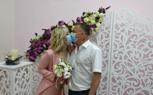 Кольца поверх перчаток и маски со стразами: как карантин повлиял на заключение браков в Мариуполе