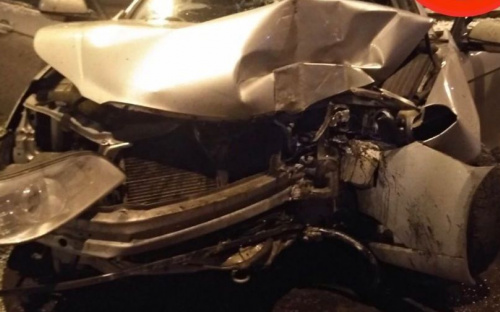 Автомобиль с пьяным водителем расплющило о столб в Мариуполе. Есть пострадавшие