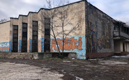 «Место силы» из прошлого: в Мариуполе разрушается заброшенное здание с мозаичным панно известного художника