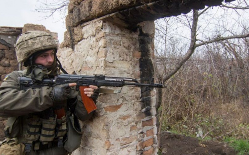 На Донбассе погиб украинский военный, еще один травмирован. Вблизи Мариуполя стреляют
