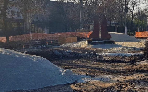 На территории будущего сквера в Мариуполе формируют плиты для увековечения памяти героев 