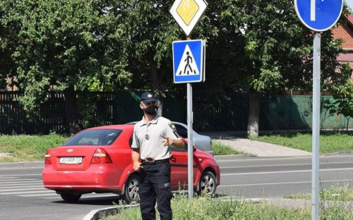 За нарушение ПДД на перекрестке с новыми знаками в Мариуполе начинают штрафовать
