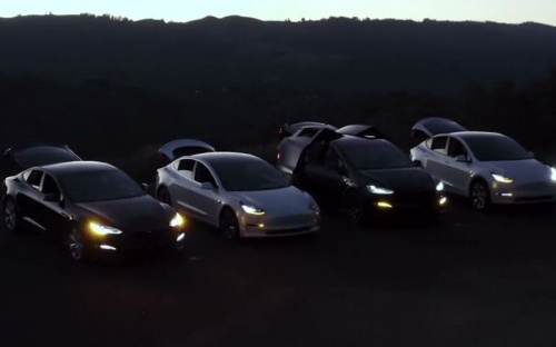Автомобили Tesla «исполнили» украинский Щедрик (ВИДЕО)