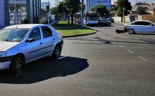 На аварийном перекрестке в Мариуполе не разъехались автомобили