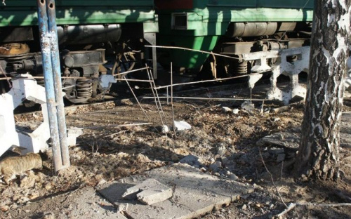 На Донбассе боевики обстреляли жилой дом, железнодорожные пути и здания