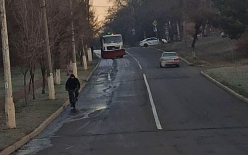 На первую обледенелую дорогу Мариуполя выехала спецтехника
