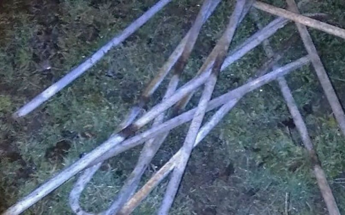 Мариуполец разобрал часть забора рядом с заводом ради металлолома