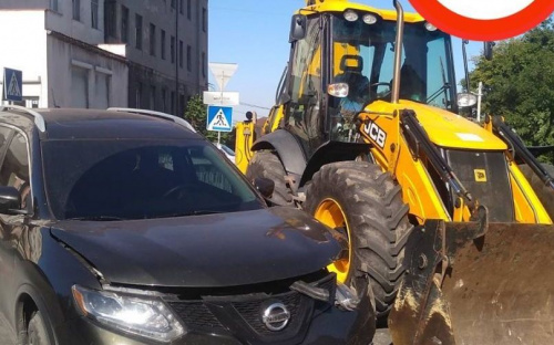 На мариупольском перекрестке трактор не пропустил автомобиль   