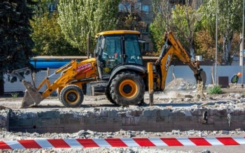 На одной из площадей Мариуполя обновили тепломагистраль: в планах – обустройство парка с пешеходным фонтаном
